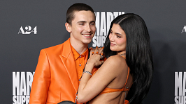 ДОСІ РАЗОМ! КАЙЛІ ДЖЕННЕР І ТІМОТІ ШАЛАМЕ ВИЙШЛИ НА ХІДНИК У...