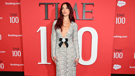 ДУА ЛІПА ДОПОМОГЛА ЗІБРАТИ КОШТИ НА ПІКАП ДЛЯ УКРАЇНСЬКИХ...