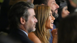 ДЖЕННІФЕР ЕНІСТОН І ЇЇ БОЙФРЕНД ДЖИМ КЕРТІС ВПЕРШЕ...