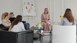 «Я НЕ САМА»: ЯК ДРУЖИНИ ВІЙСЬКОВИХ ПЕРЕЖИВАЮТЬ РОКИ...