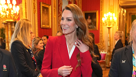 ЦЕЙ БАЗОВИЙ БРЮЧНИЙ КОСТЮМ, ЯКИЙ ВЖЕ СТИЛІЗУЄ КЕЙТ...