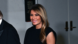 МЕЛАНІЯ ТРАМП ДОВОДИТЬ: МІНІМАЛІСТИЧНА ЧОРНА СУКНЯ —...