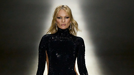 КЕЙТ МОСС У СЯЙЛИВІЙ СУКНІ ТА Y-СТРІНГАХ ВИКЛИКАЛА...