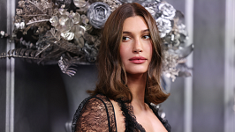 НОВА ЕРА «ГОЛИХ» СУКОНЬ: ЯК ГЕЙЛІ БІБЕР ПРОПОНУЄ...