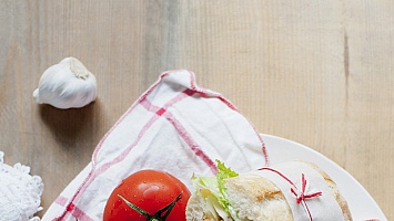 Бутерброды для пикника с сыром и помидорами