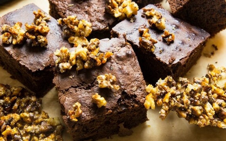 Шоколадный брауни с какао, апельсиновой цедрой и пралине