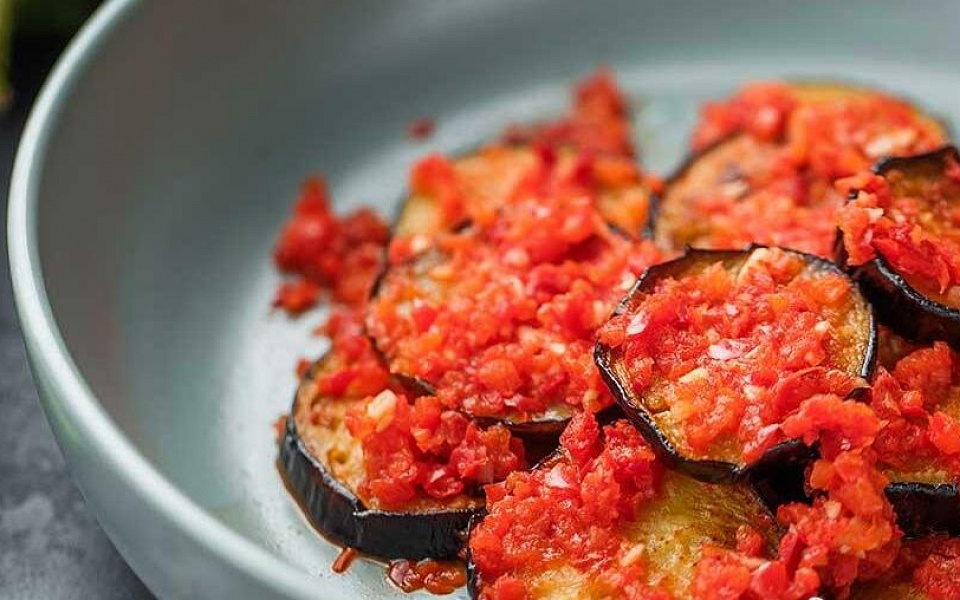 Лечо на зиму с баклажанами, чили и болгарским перцем