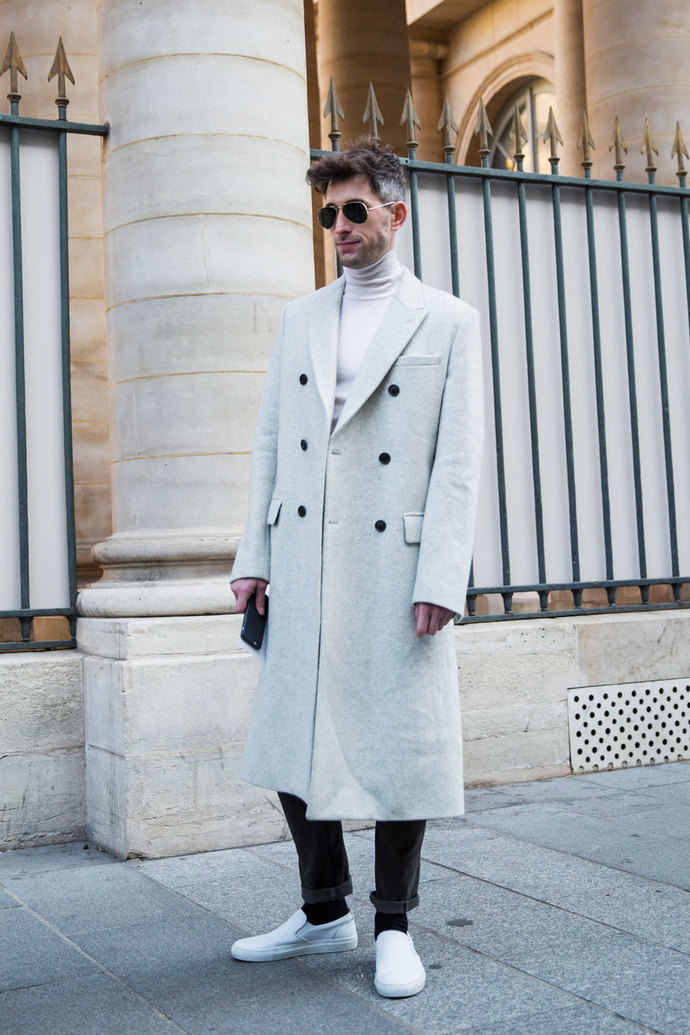 Мужское пальто ниже колена. Белое пальто мужское. Белое пальто мужское длинное. Пальто ниже колена мужское. Мужчина в длинном пальто.