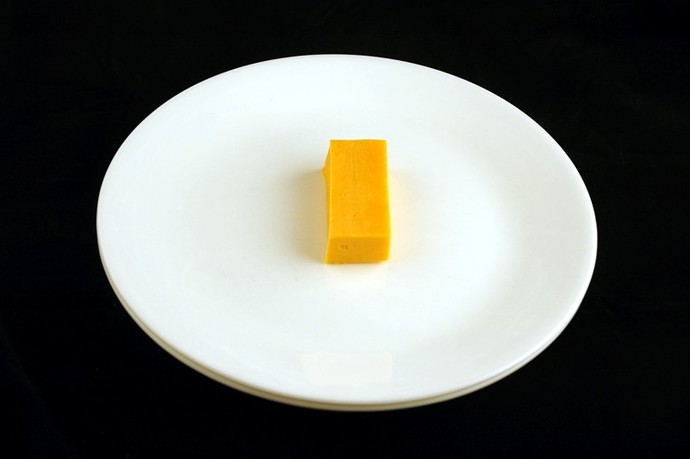 51 грамм обычного сыра Чеддер = 200 Калорий