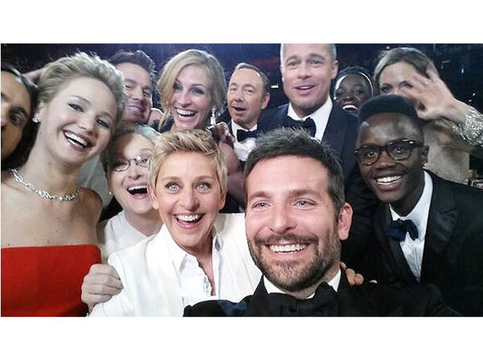  selfie сделанное актером Брэдли КУпером на церемонии Oscar в 2014 г.