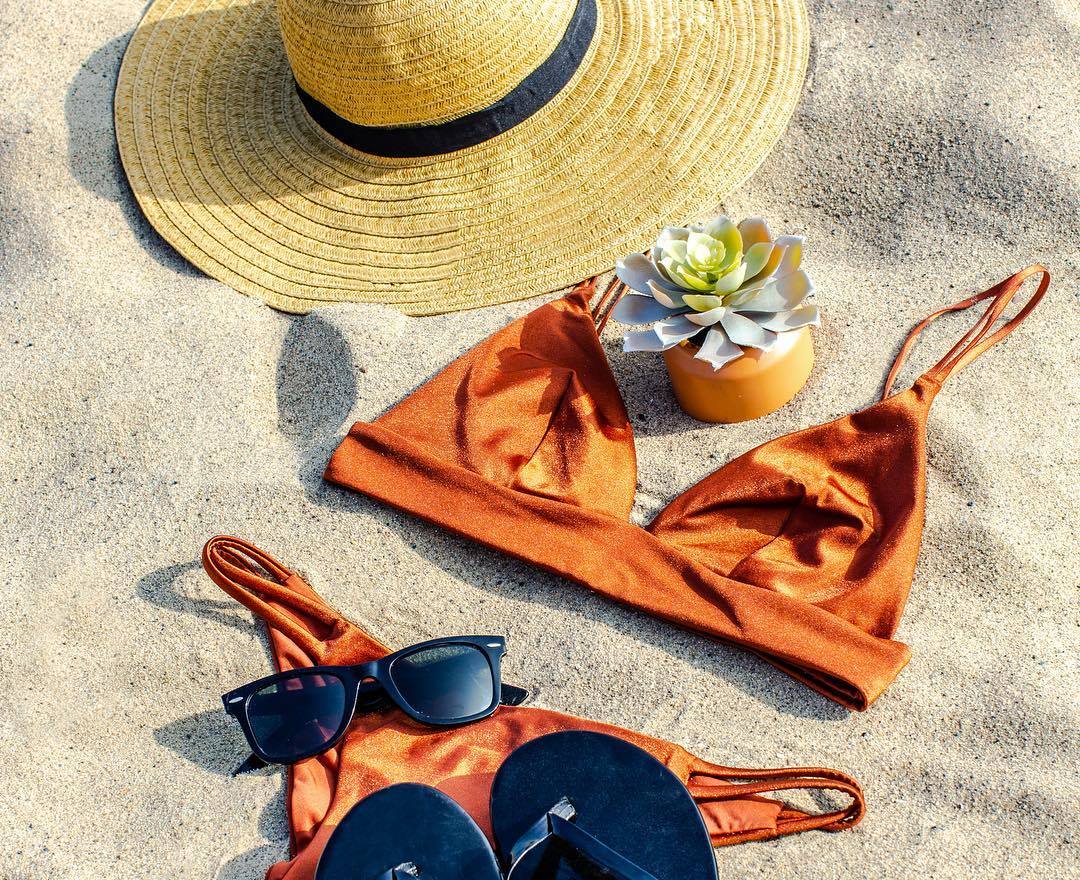 Купальник, шляпа и модные очки