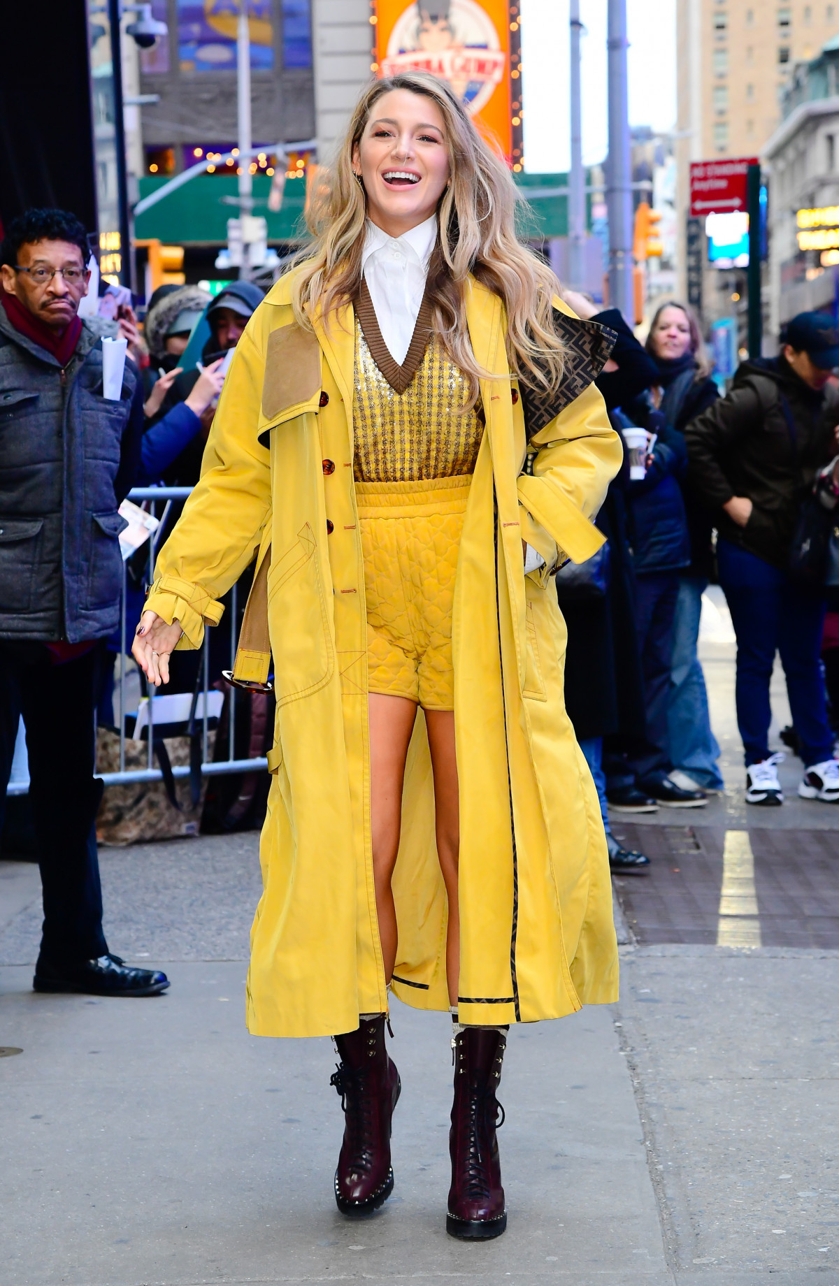 Блейк Лайвли в шортах зимой