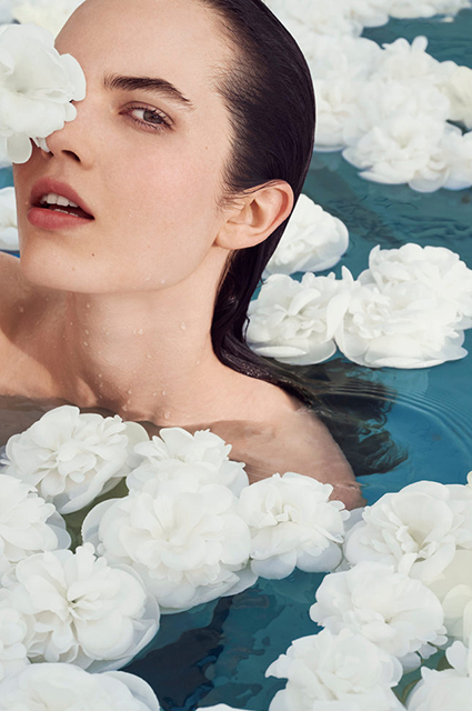 девушка купается