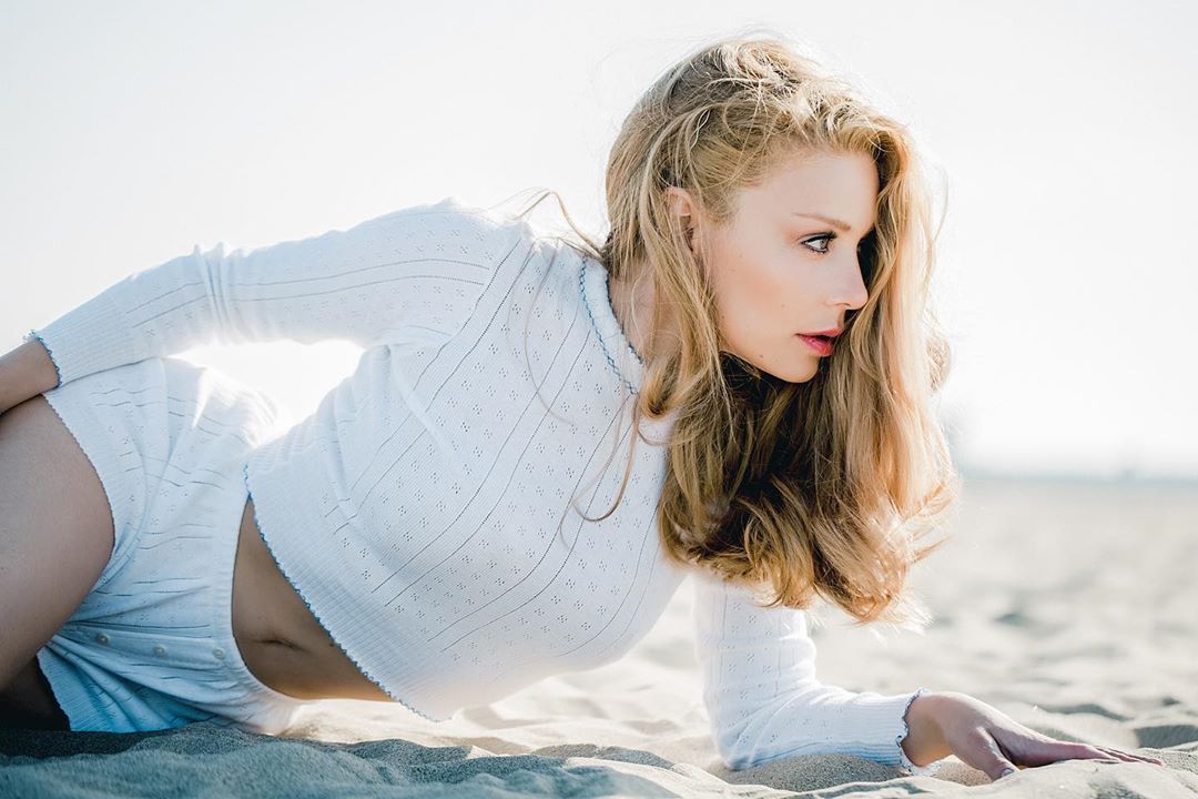 Тина Кароль в шортах