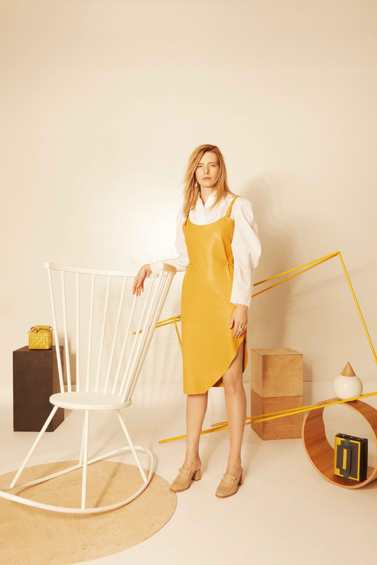 желтое платье