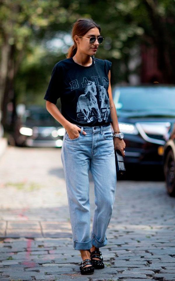 С простой футболкой