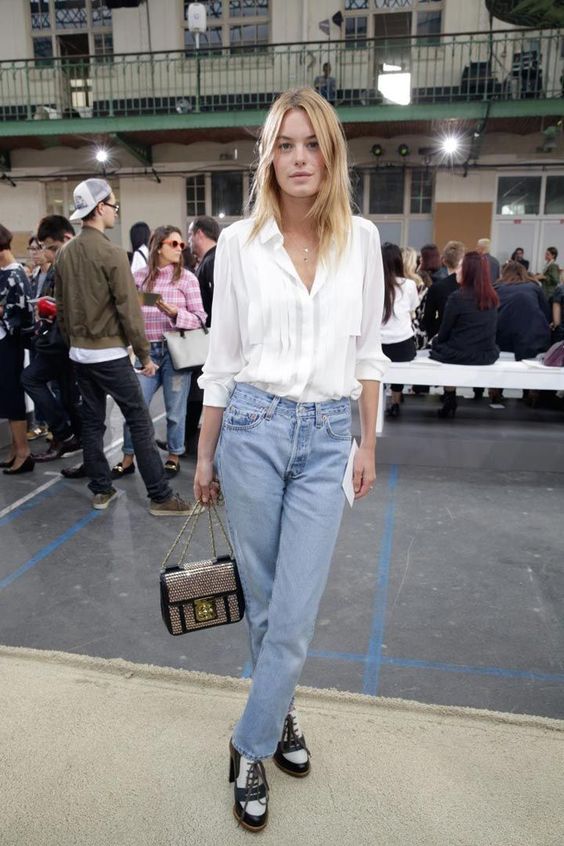 С шелковой блузой