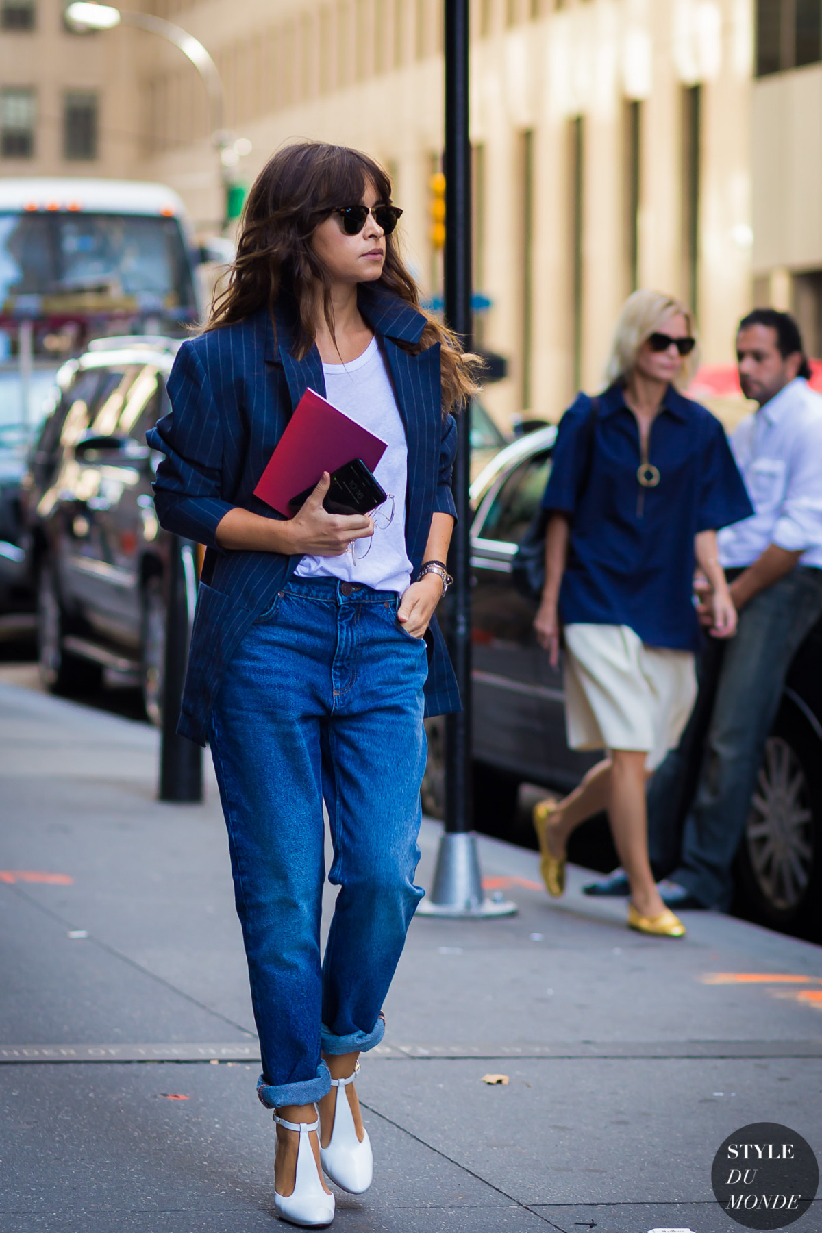 С простой футболкой