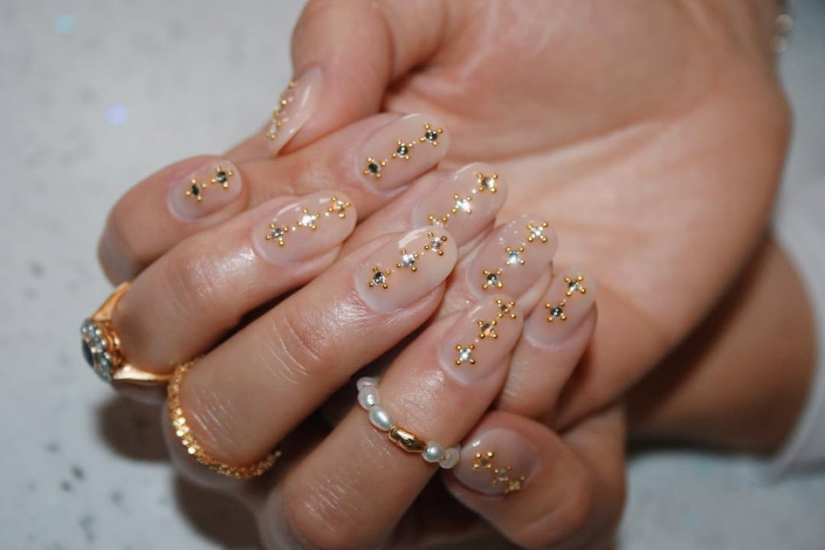 нюдові нігті з акцентами