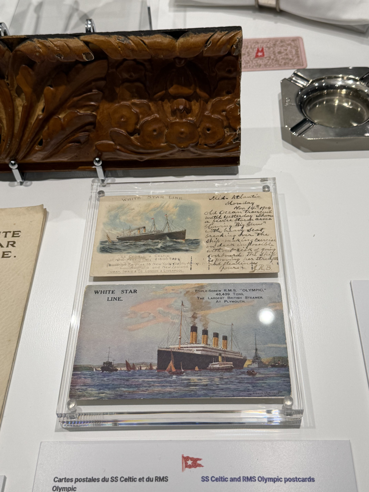 Поштові листівки SS Celtic і RMS Olympic (1904–1911) та вікторіанський дорожній письмовий стіл із дуба, шкіри та латуні, використаний у фільмі «Титанік» (1997)