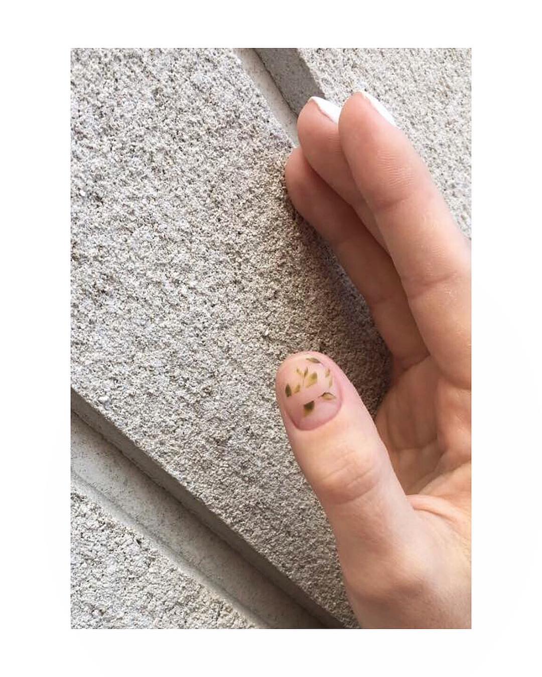 листки на ногтях