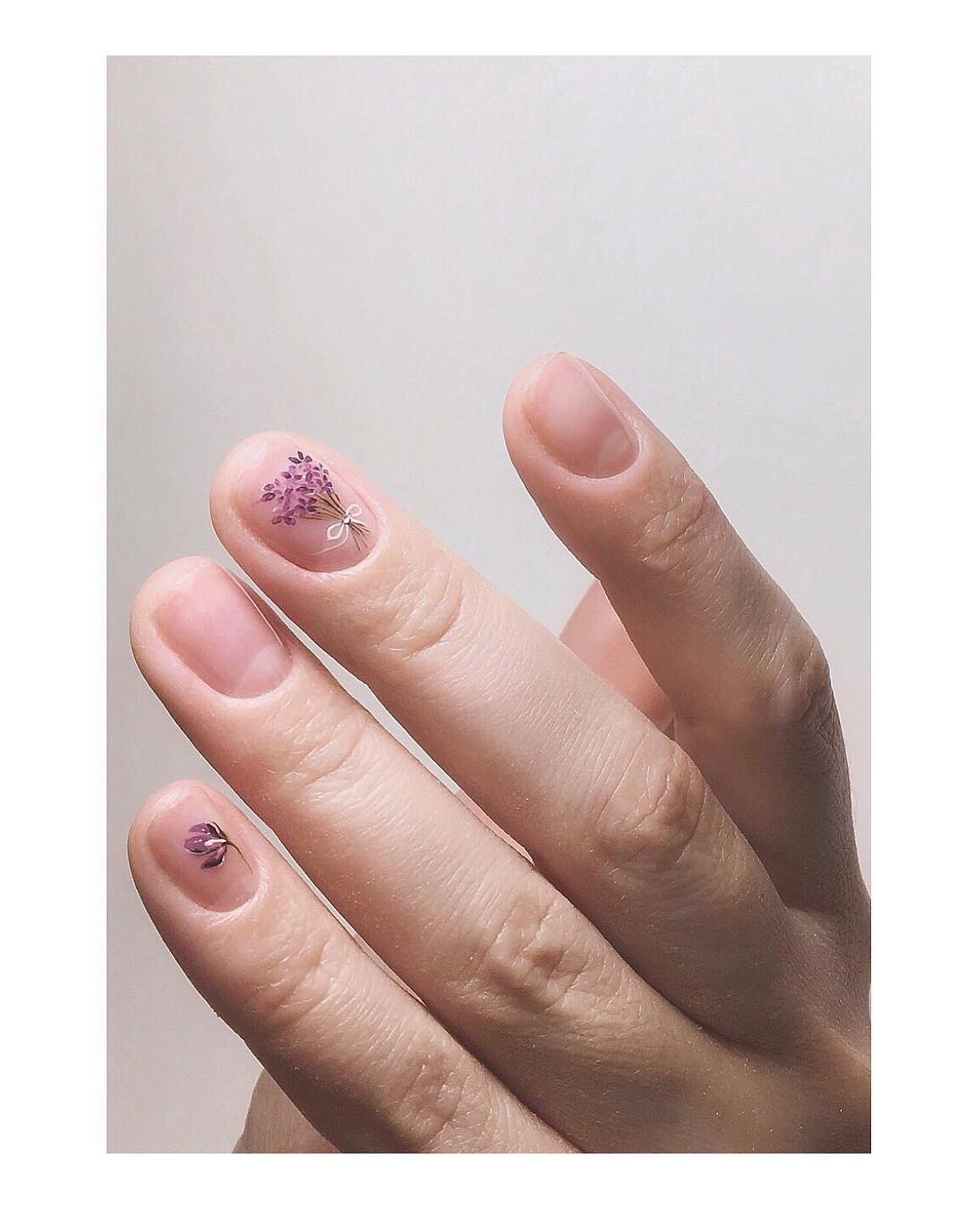 лилия на ногтях