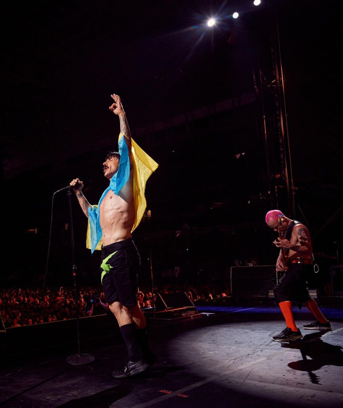 Вокалист группы Red Hot Chili Peppers спел на концерте с украинским флагом