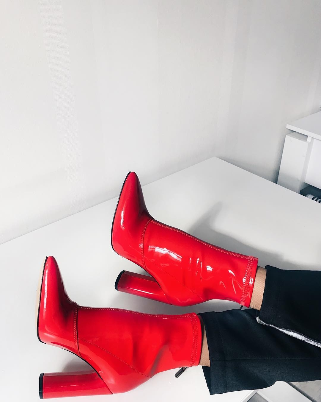 красные ботинки 