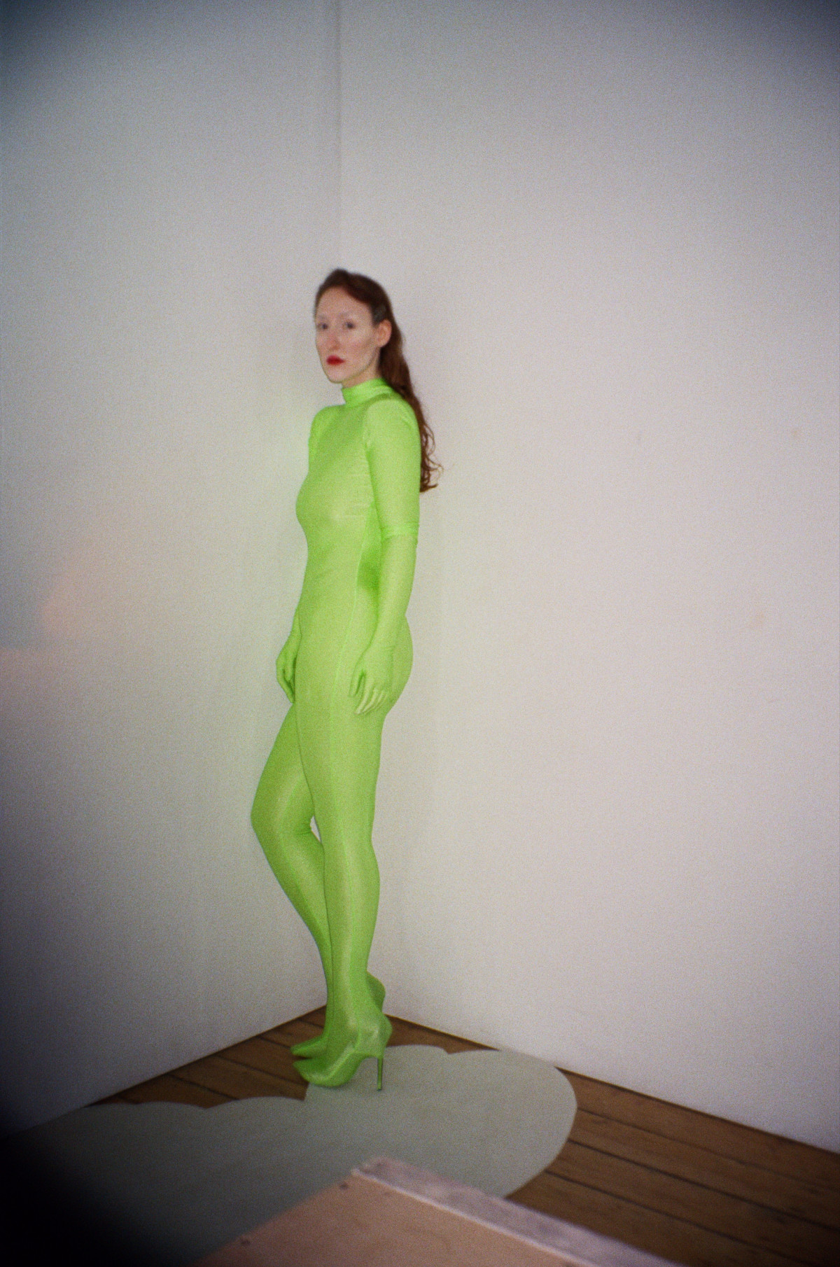 фото Тетяни Тадай на сцені під химерами театр ім.Івана Франка. Ольга у костюмі хористок-музиканток з вистави «Троянство»