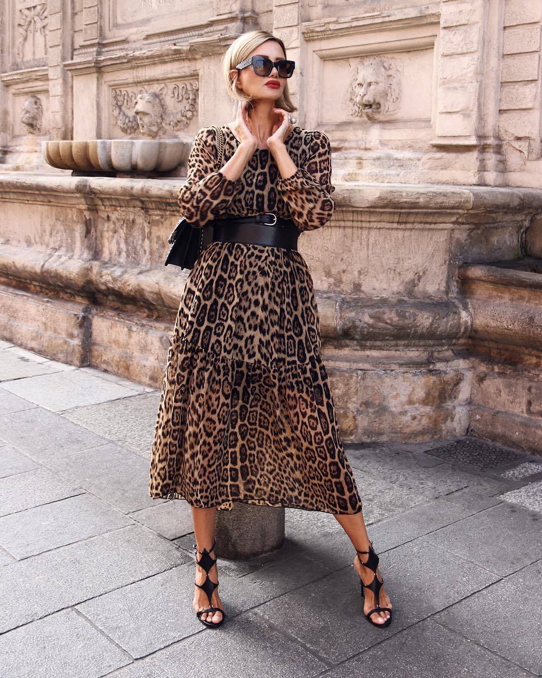 Модно леопардовый принт. Платье миди принт леопард. Платье Роберто Кавалли леопард.