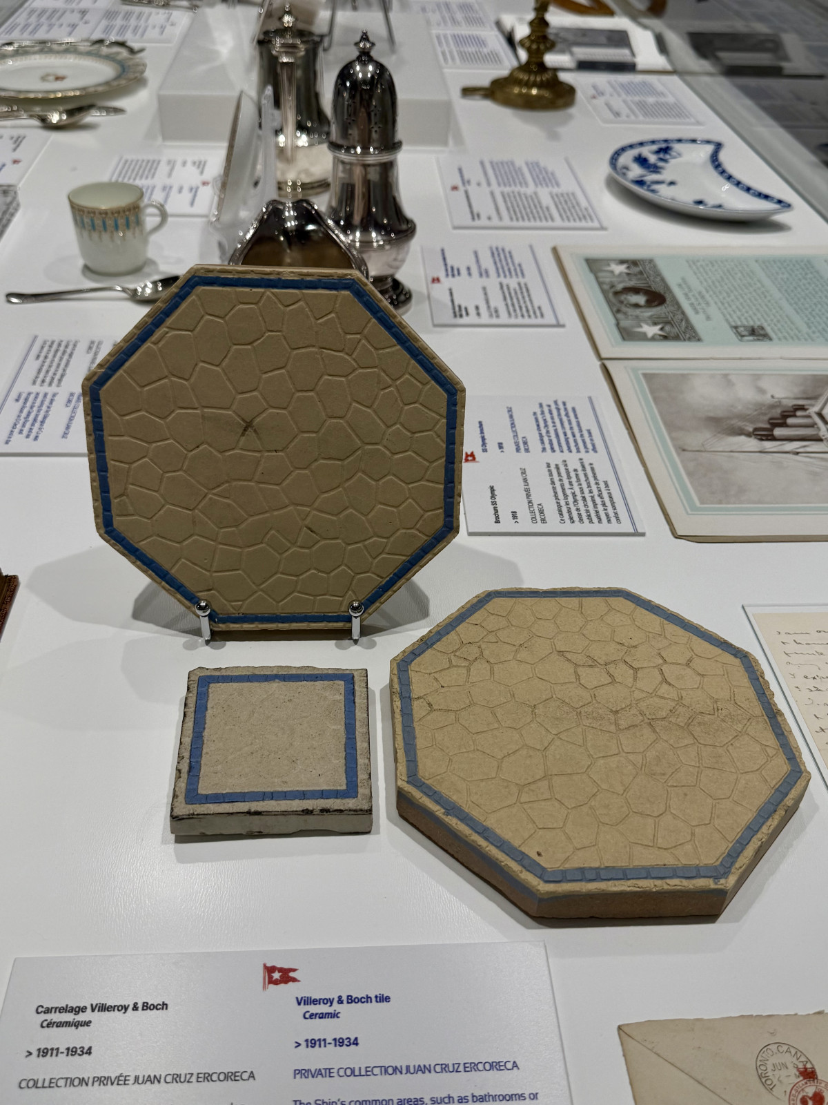 Керамічна плитка Villeroy & Boch із басейну та ванних кімнат першого класу RMS Titanic і RMS Olympic, виготовлена в Меттласі, Німеччина, на початку ХХ століття.