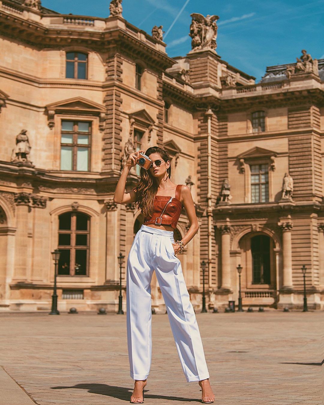Изабель Гулар в кожаном топе и брюках с высокой посадкой гуляет по Парижу