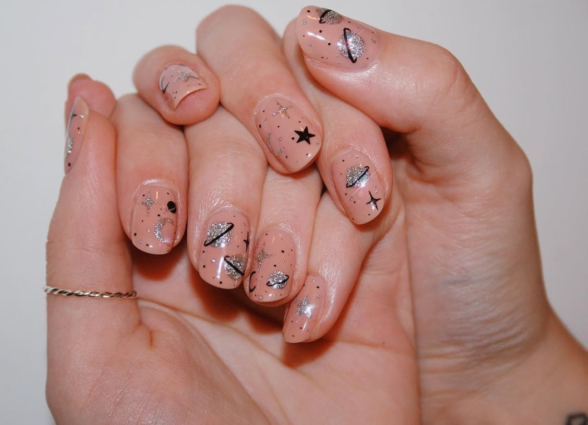 нюдові нігті з акцентом фото 5