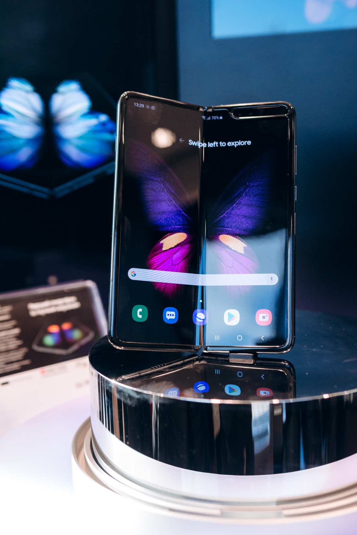 Новый телефон со. Самсунг галакси с гибким экраном. Samsung Galaxy Fold с гибким экраном. Samsung Galaxy Fold 2020. Самсунг галакси сгибающийся.