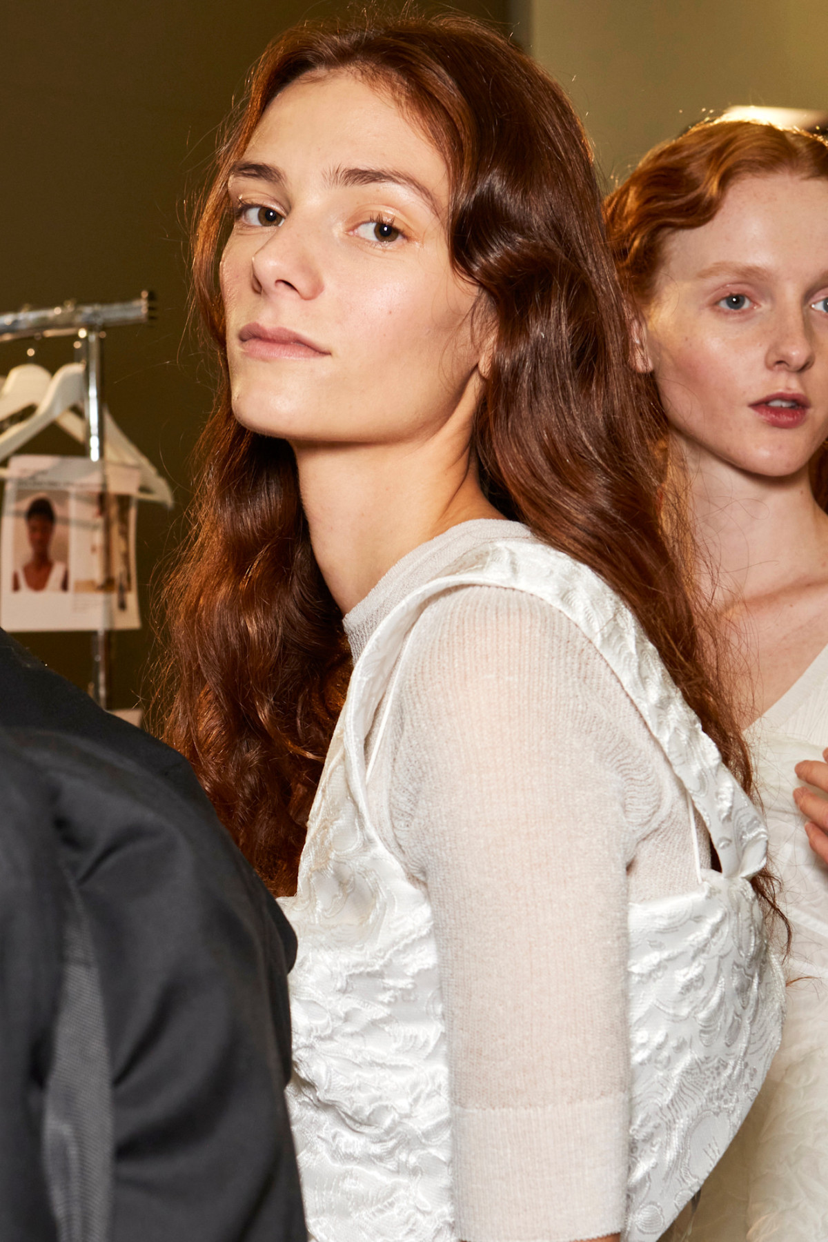 Кому підходить коричнева туш?