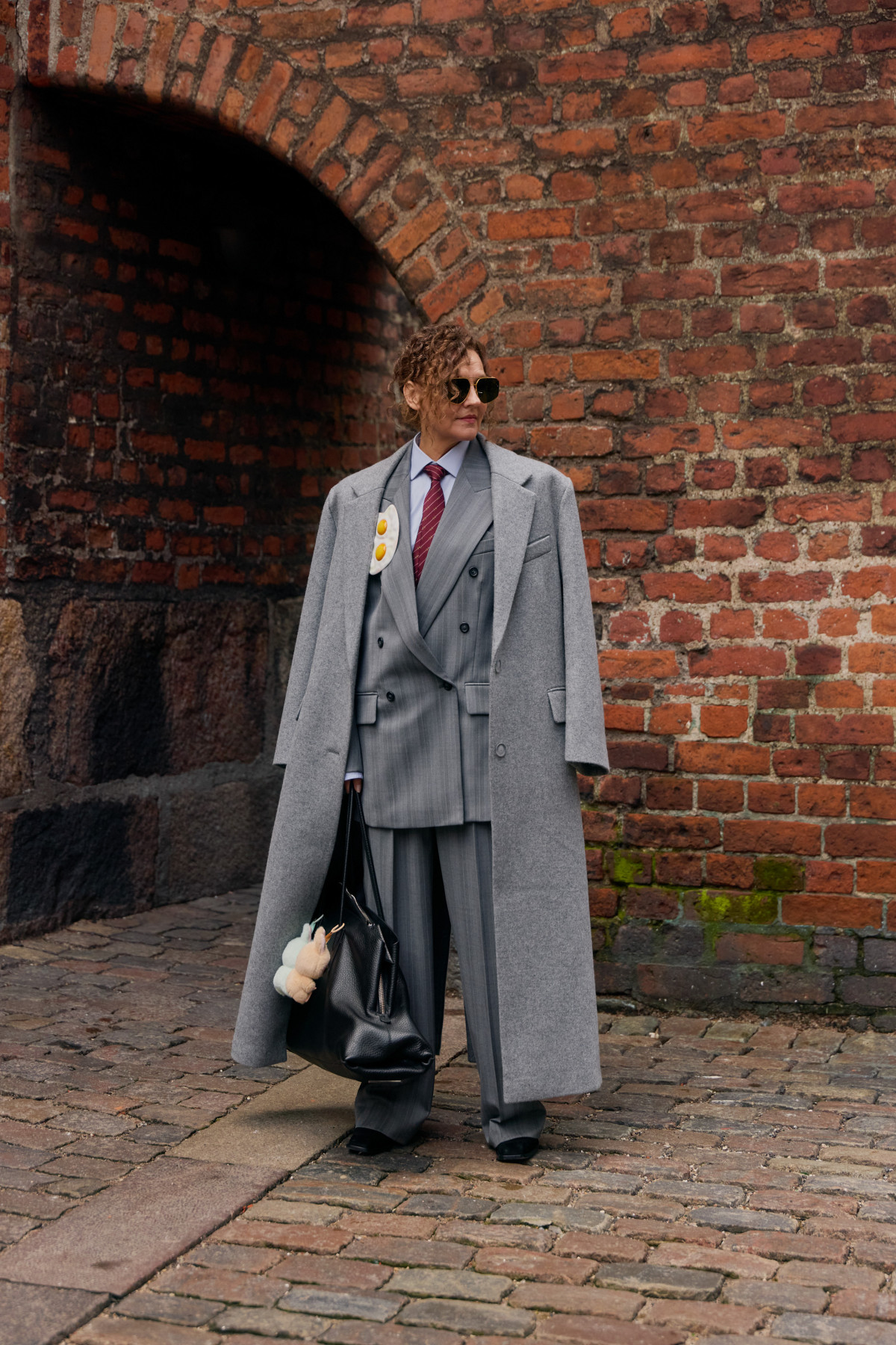 Сірий брючний костюм