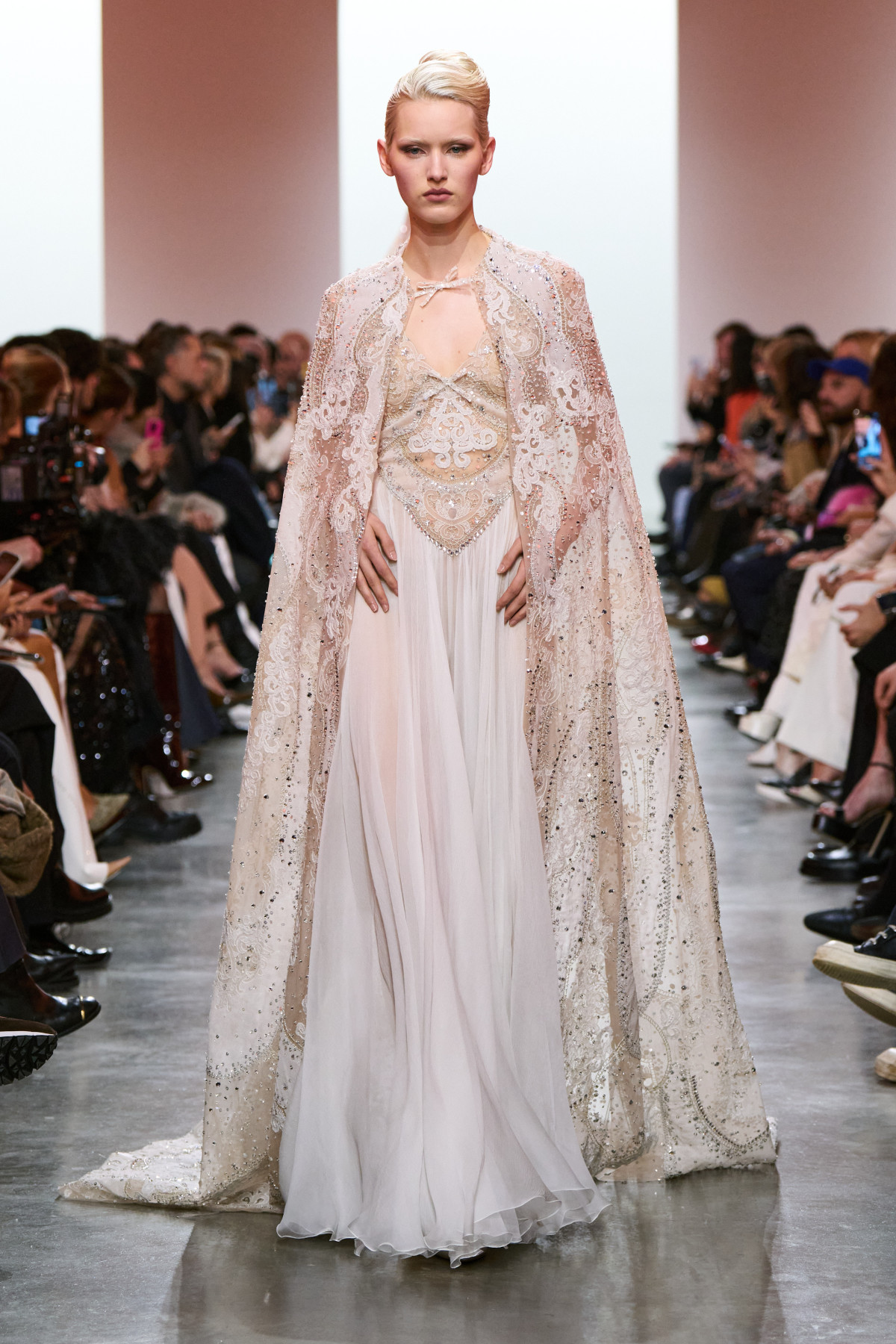 Весільна сукня з кейпом Elie Saab