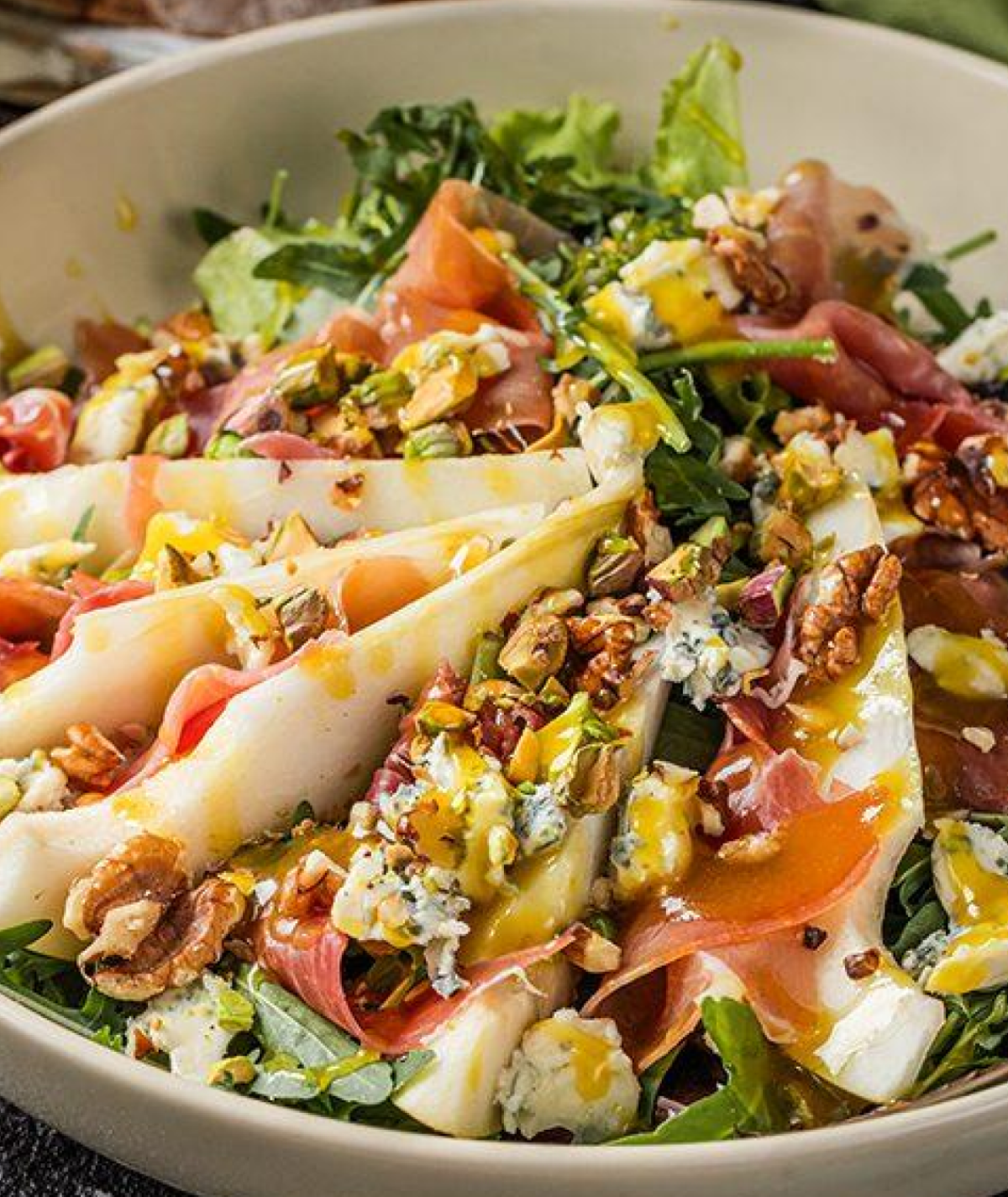 Салат з грушею та хамоном