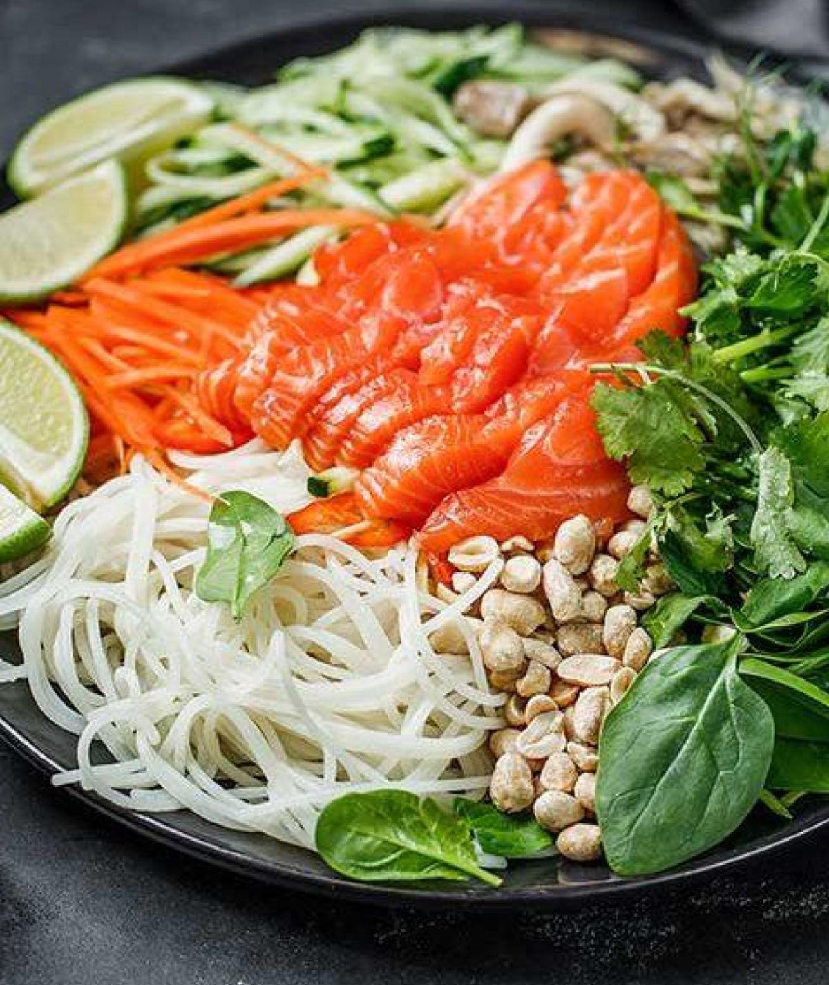 Китайський новорічний салат з лососем