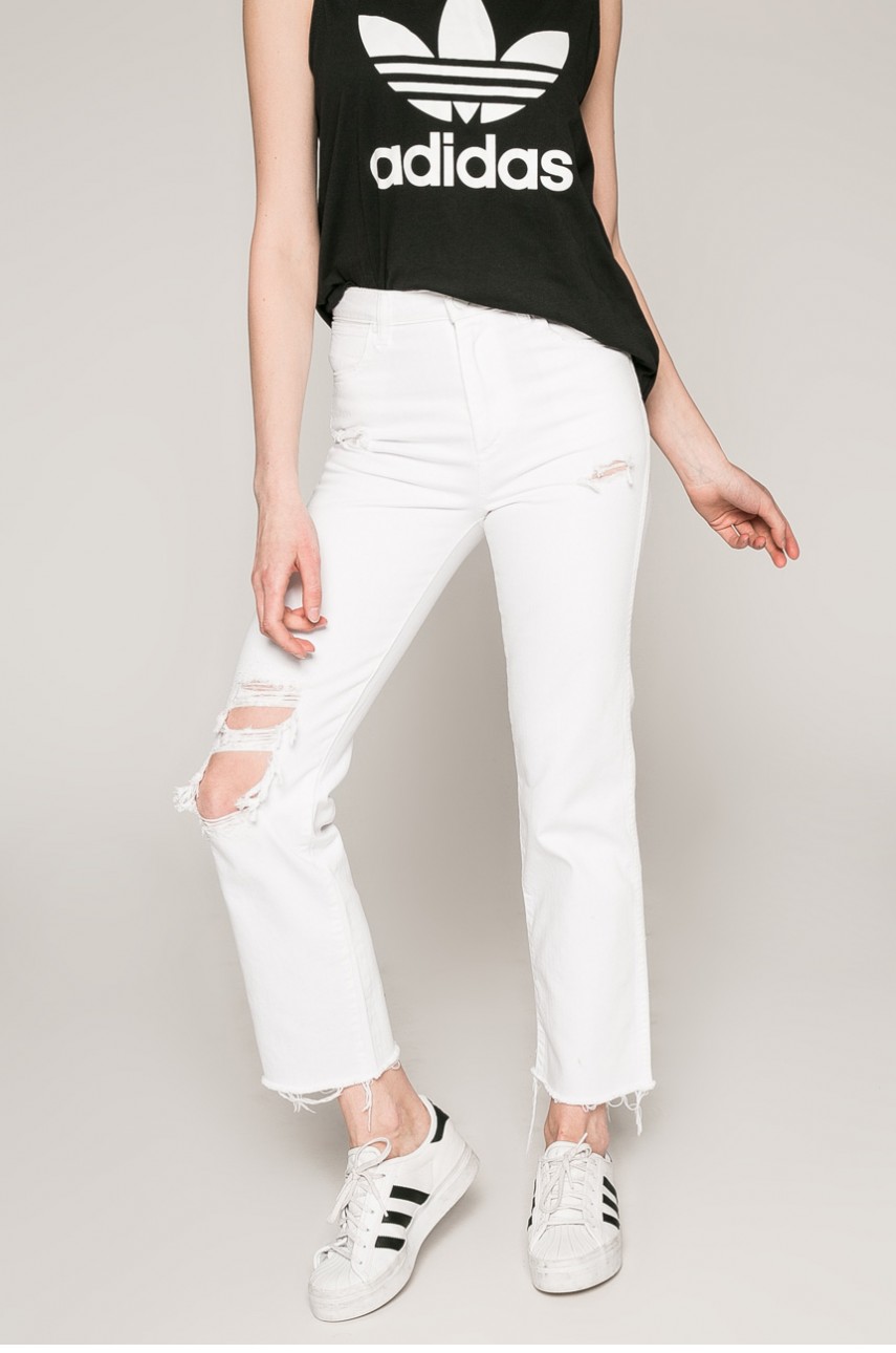 белые джинсы с дырками