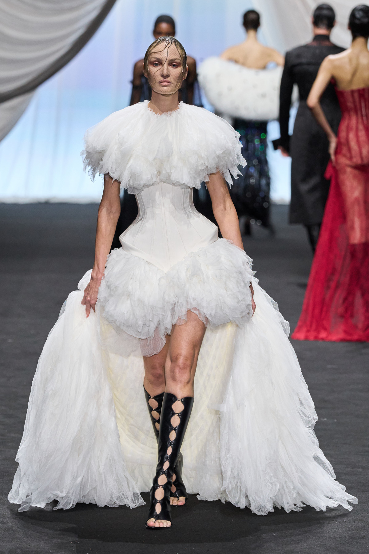 Весільна сукня з пір`ям Jean Paul Gaultier