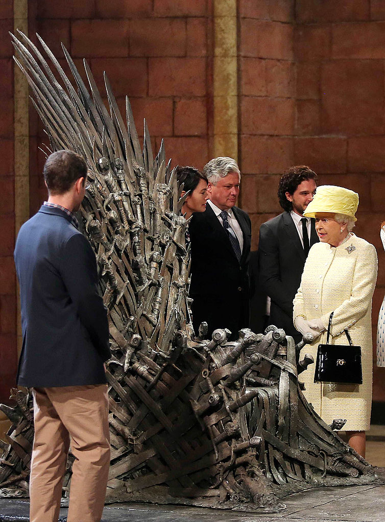 королева Елизавета у железного трона Игры престолов