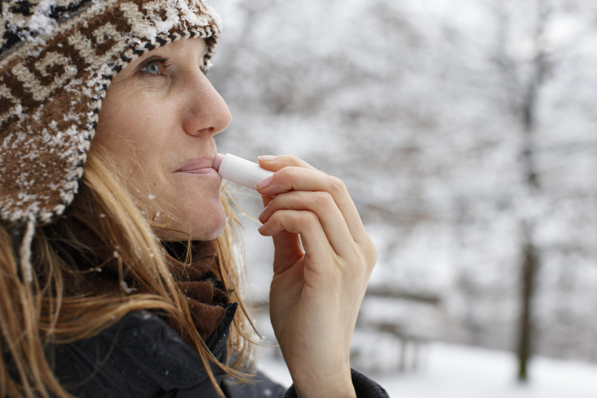 Как защитить губы зимой от обветривания