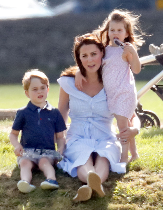Кейт Миддлтн с детьми в парке 