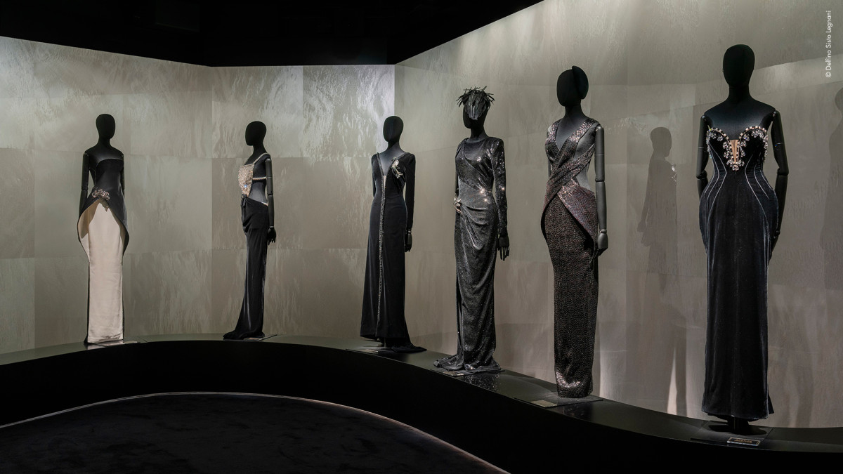 виставка суконь Армані