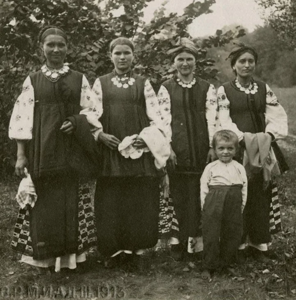 Група жінок у вишиванках 1909 рік