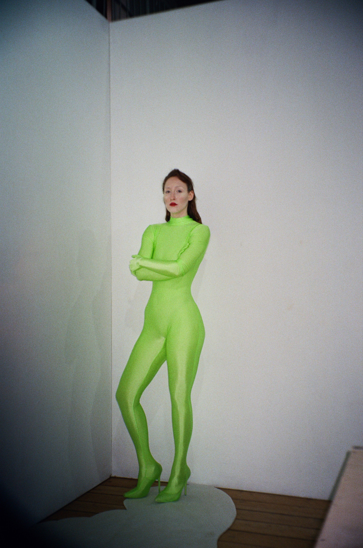 Фото Тетяни Тадай на сцені під химерами театр ім.Івана Франка. Ольга у костюмі хористок-музиканток з вистави «Троянство»