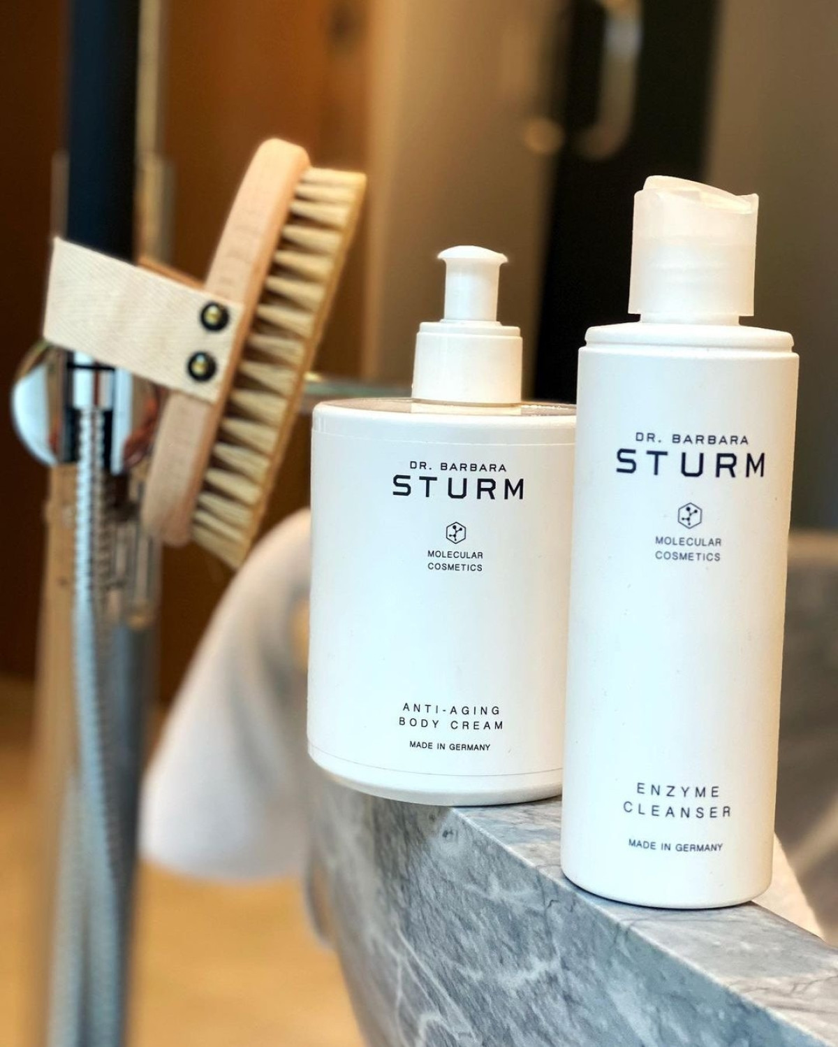 Суха щітка для тіла: навіщо потрібна і як не нашкодити шкірі