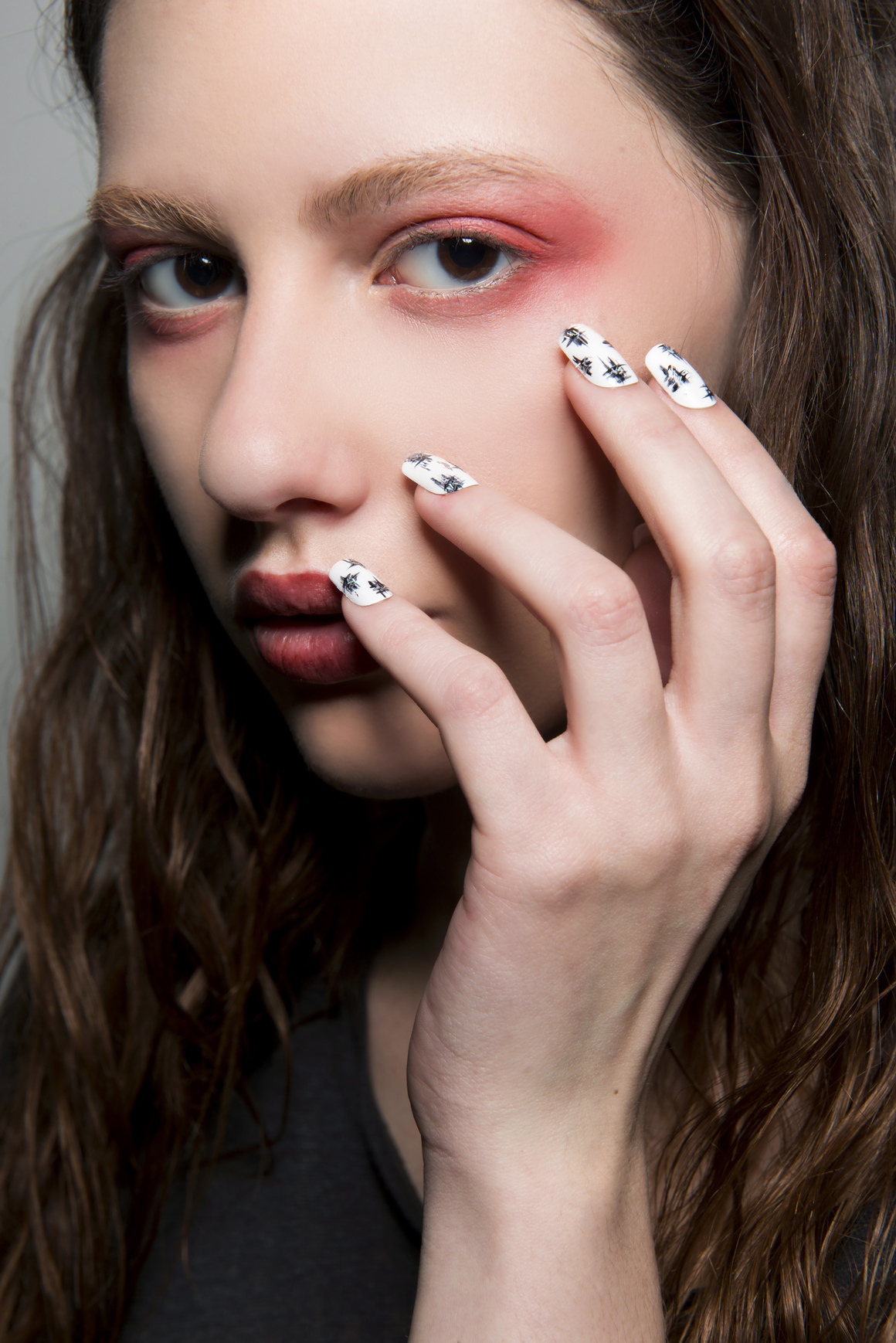 Аппликация на белых ногтях