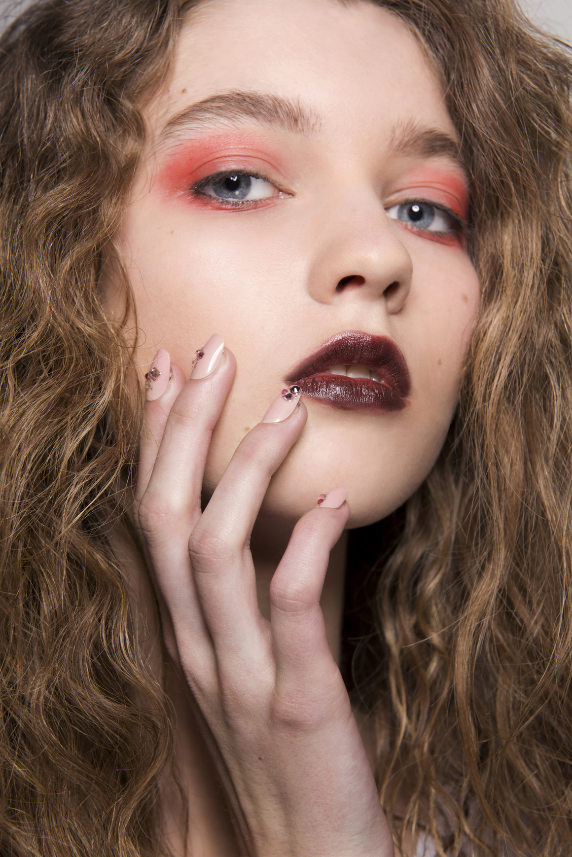 Аппликация из стразов на ногтях